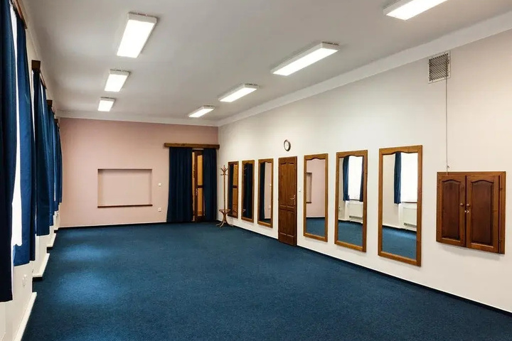 Room 9 of 13