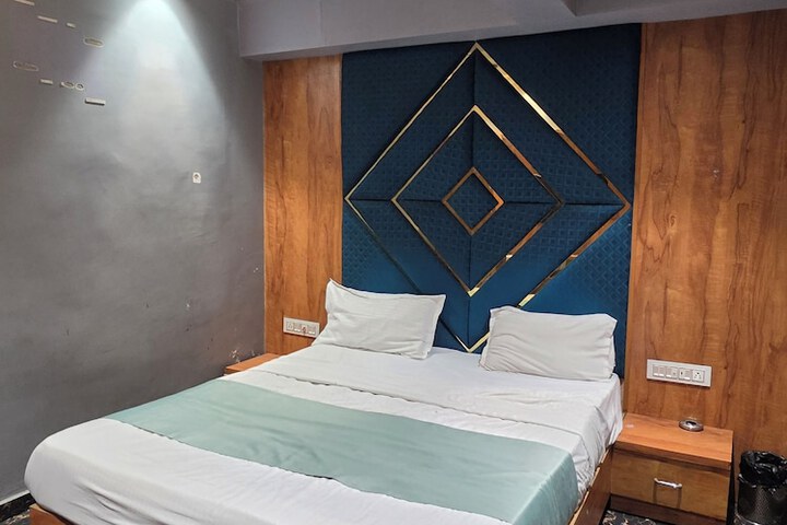 Room 10 of 14