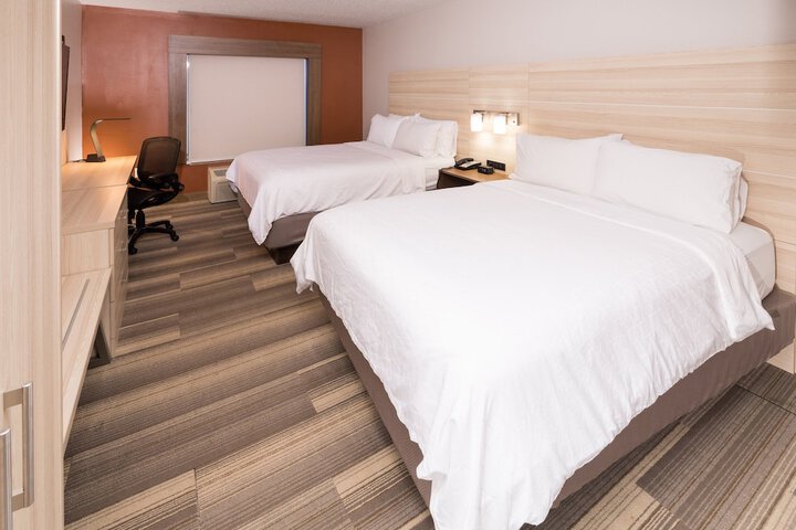 2 Queen Beds (12 of 13)