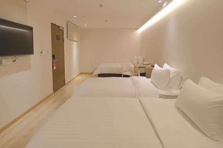 Room 13 of 31