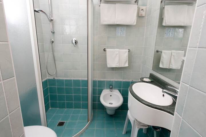 Room 16 of 18