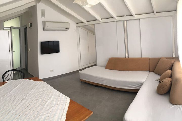 Room 28 of 83