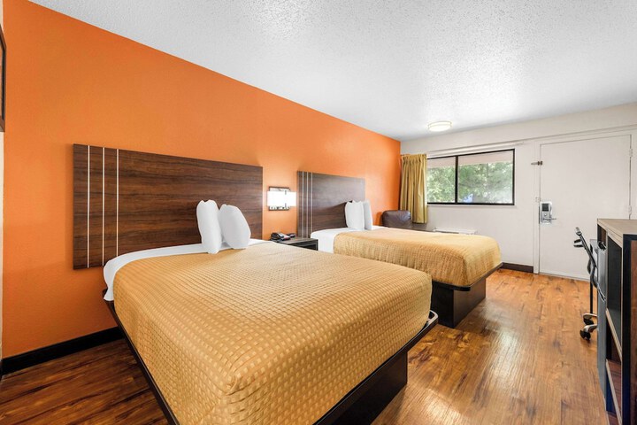 2 Double Beds (8 of 14)
