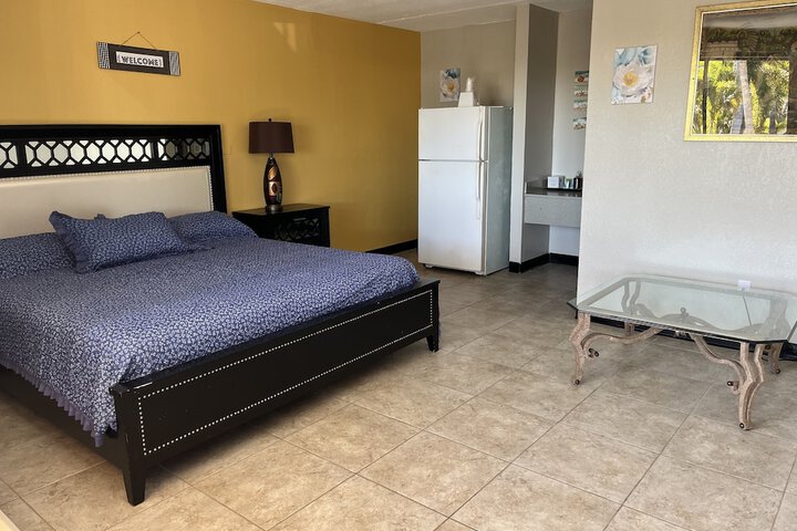 1 King Bed (4 of 11)