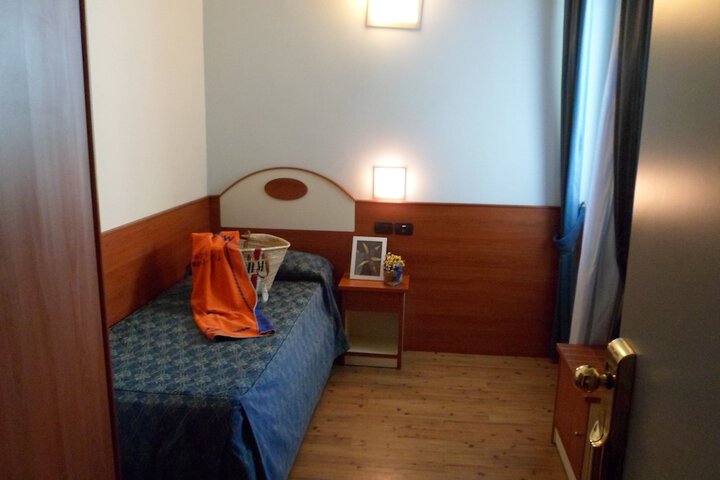Room 3 of 49