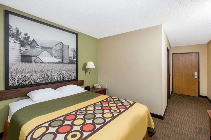 1 Queen Bed (9 of 12)