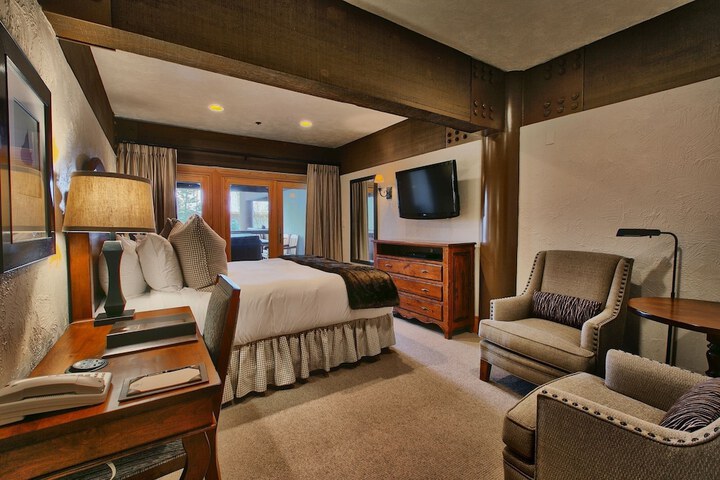 Photo of Deluxe King Room With Hot Tub Hotel Room by RedAwning