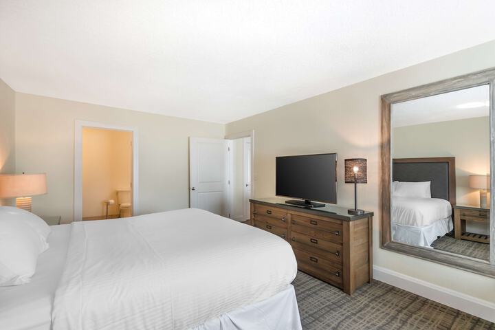 1 King Bed Refridgerator High Speed Internet Coffee Maker, Hair Full Breakfast (17 of 23)