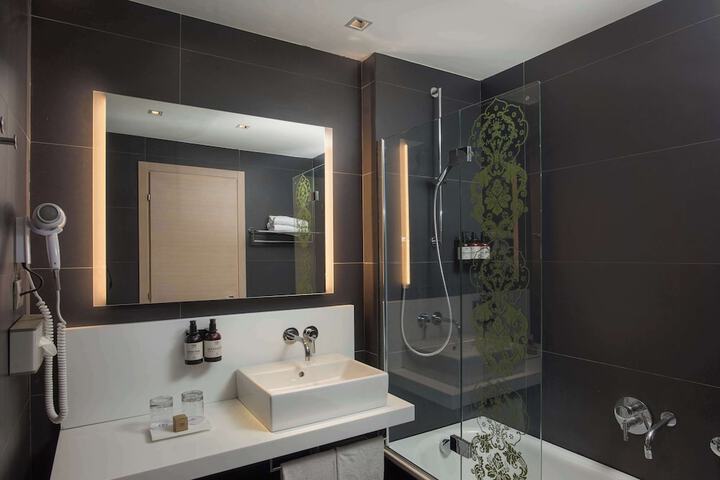 Room 32 of 58