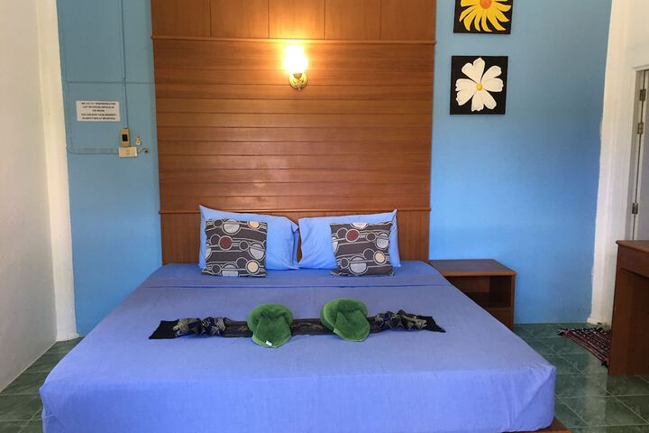 Room 4 of 145