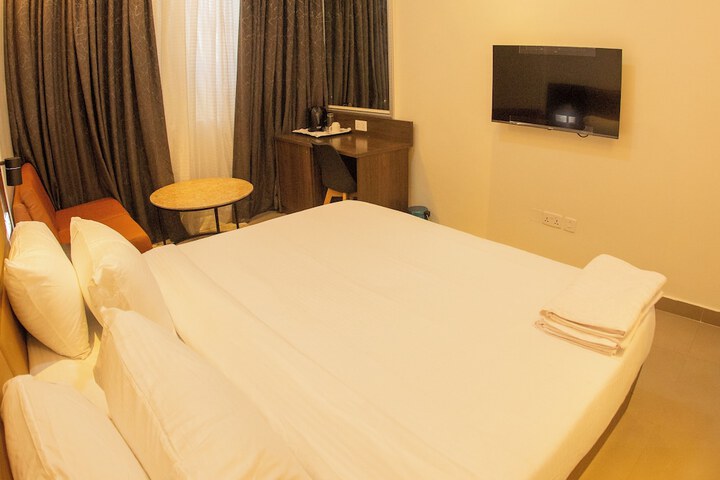 Room 8 of 33