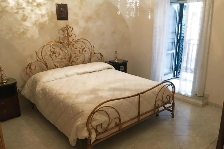Room 2 of 6