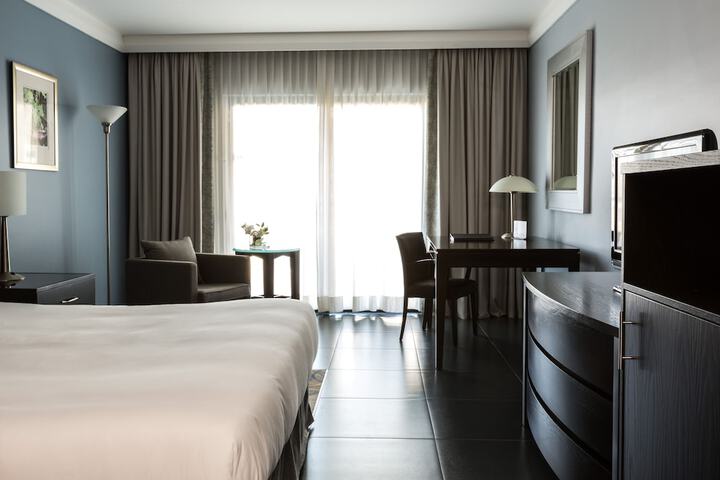 Room 2 of 318