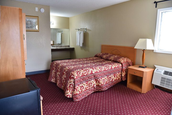 1 King Bed (7 of 9)