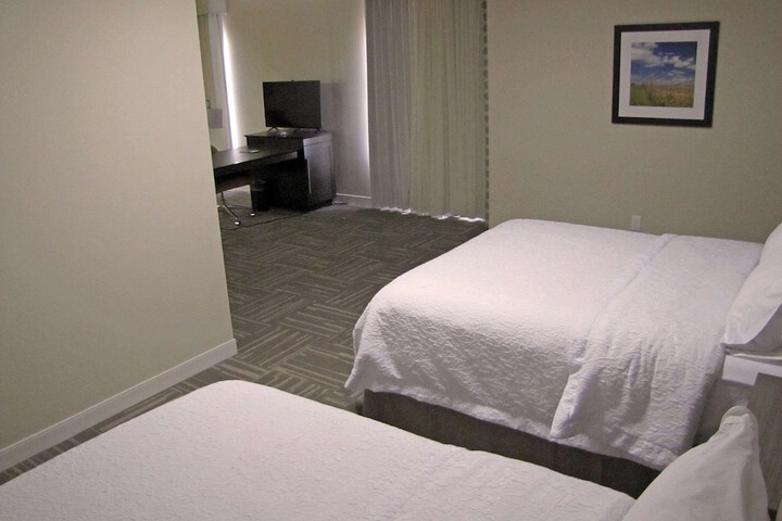 2 Queen Beds (10 of 15)