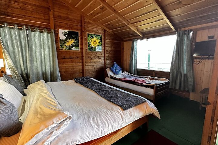 Room 11 of 16