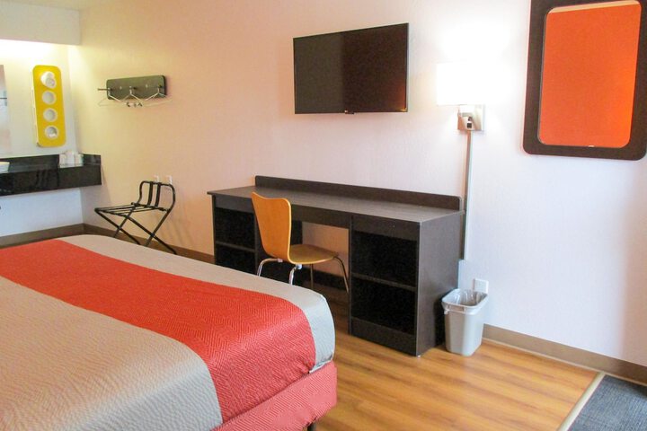 1 King Bed (2 of 15)