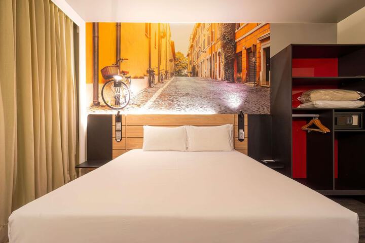 Room 36 of 164