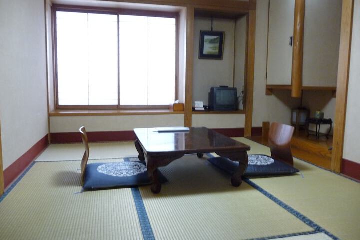 Room 4 of 33