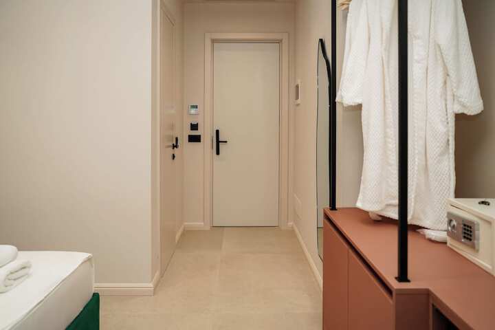 Room 9 of 177