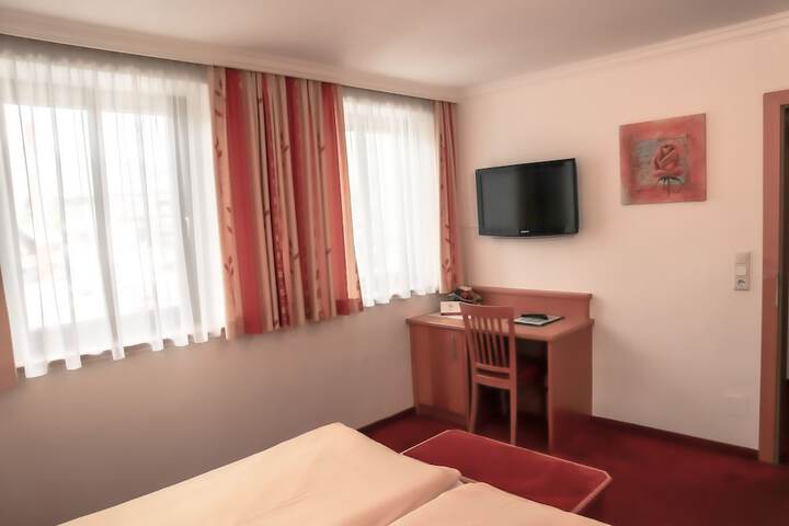 Room 8 of 12