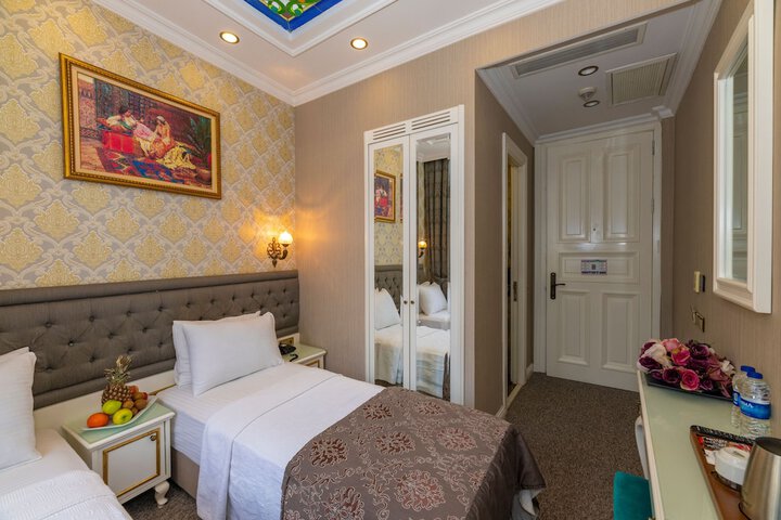 Room 13 of 87