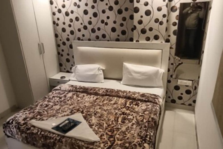 Room 8 of 13