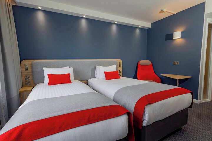 Room 10 of 32