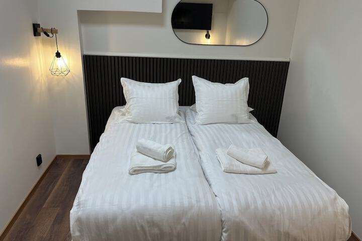 Room 10 of 27