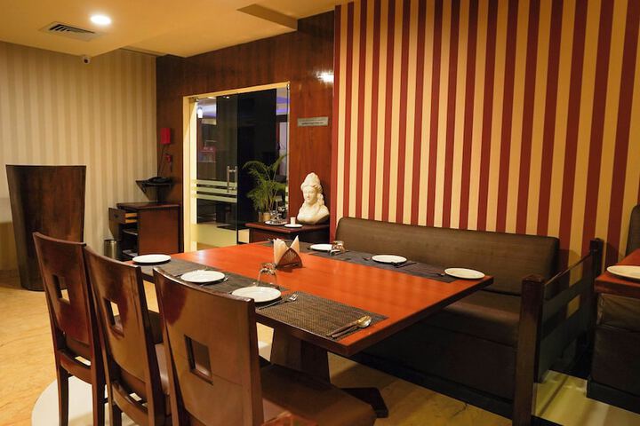 Dining 37 of 52