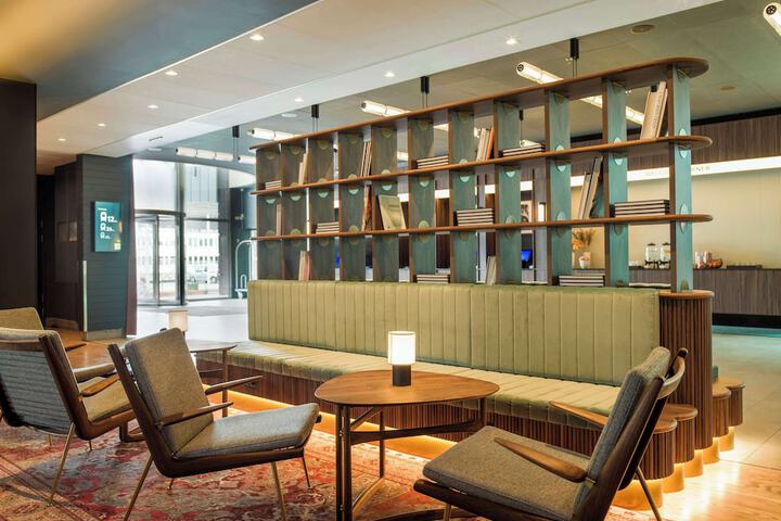 Lounge 106 of 122