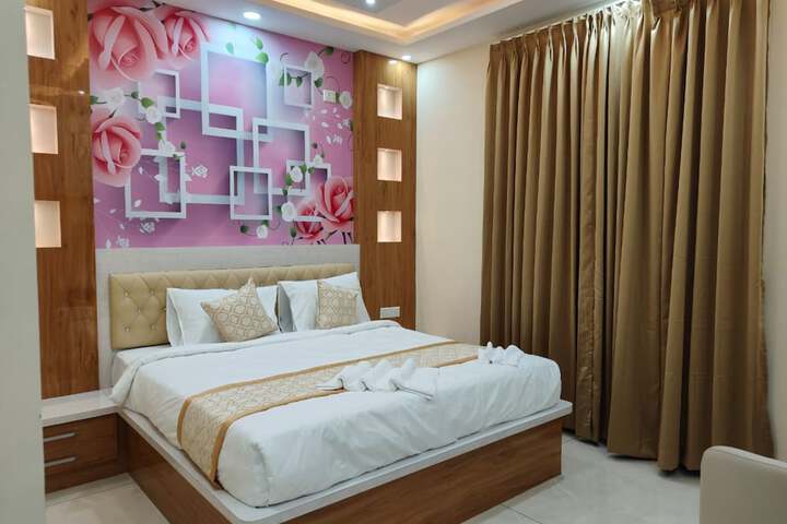 Room 6 of 16