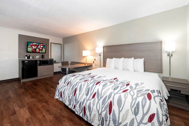 Deluxe King Room (8 of 24)