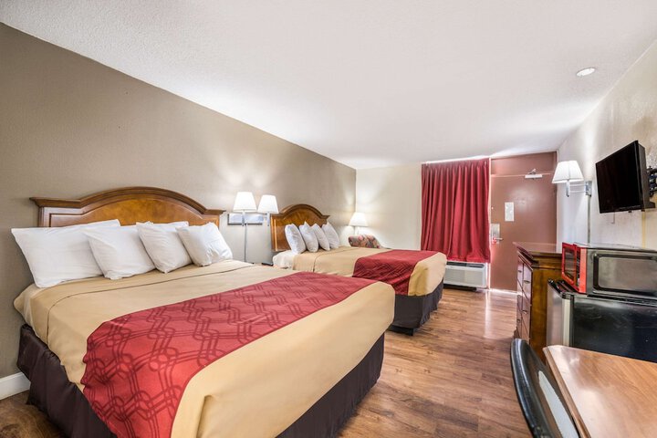 2 Queen Beds (5 of 6)