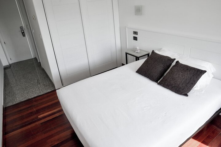 Room 5 of 9