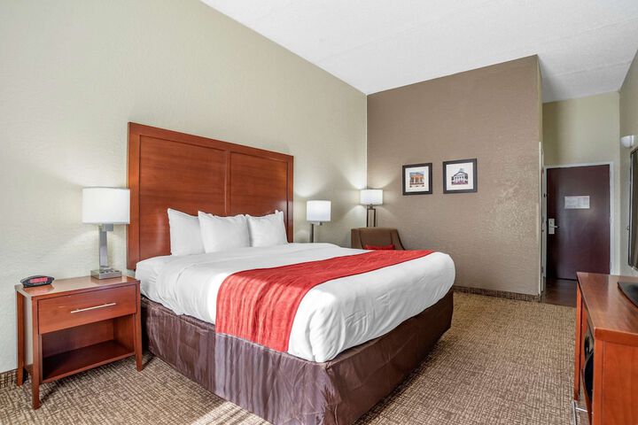 1 King Bed (5 of 18)