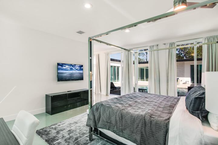 Room 6 of 90