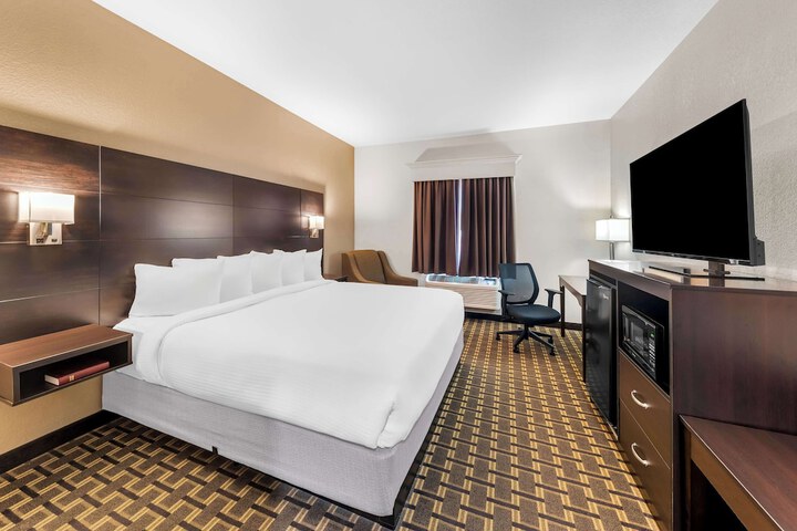 1 King Bed Microwave and Refrigerator WiFi Full Breakfast (8 of 26)