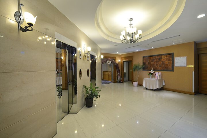 Entrance & Lobby
