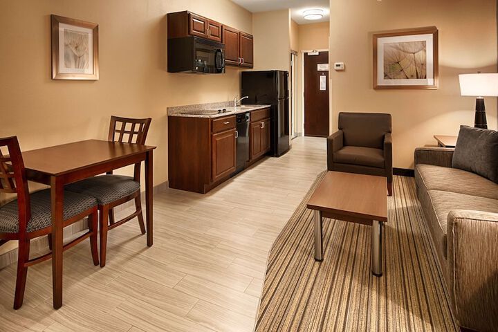 1 King Bed Microwave and Refrigerator Work Desk WiFi Full Breakfast (4 of 8)