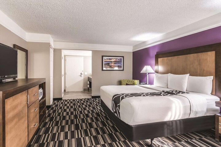 1 King Bed Mobility Hearing Impaired Accessible Room Bathtub with Grab Bars (7 of 20)
