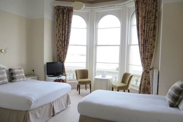 Room 3 of 74