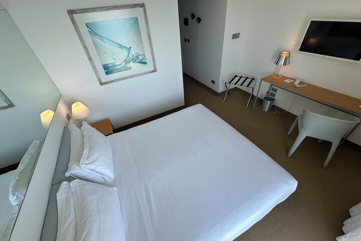Room 32 of 74