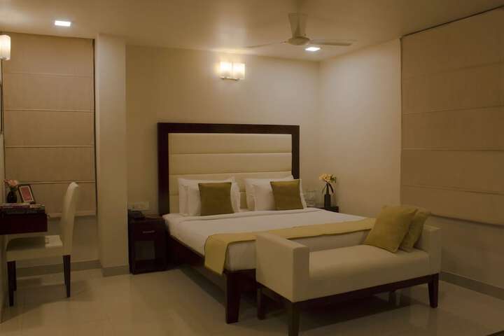 Room 6 of 33
