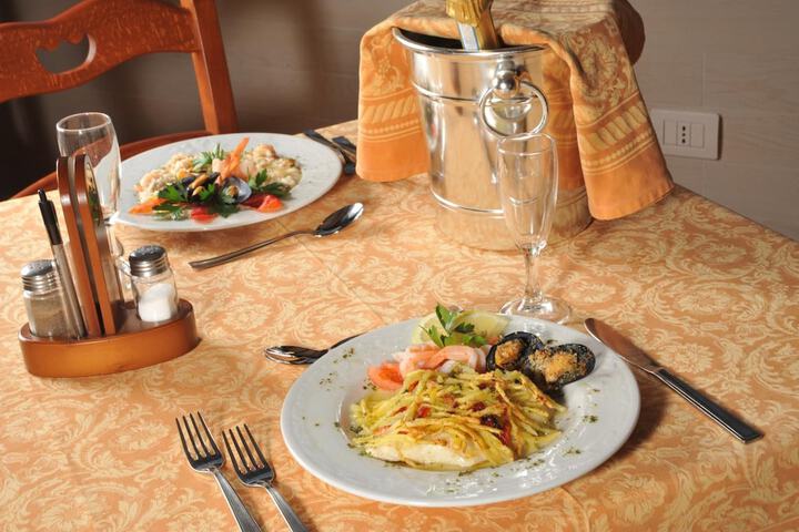 Dining 22 of 56