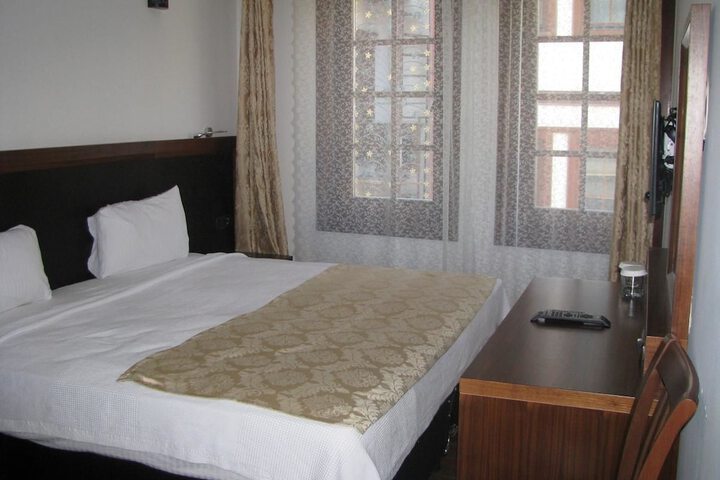 Room 6 of 33