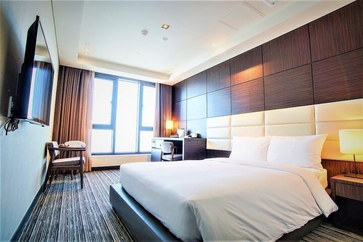 Room 4 of 13
