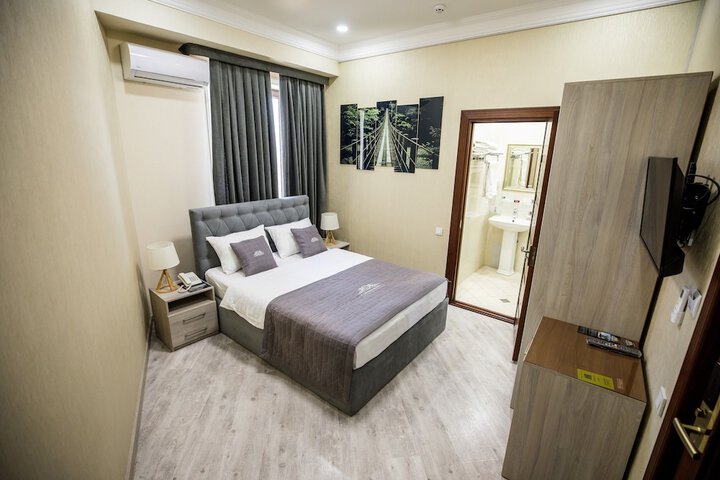 Room 32 of 82