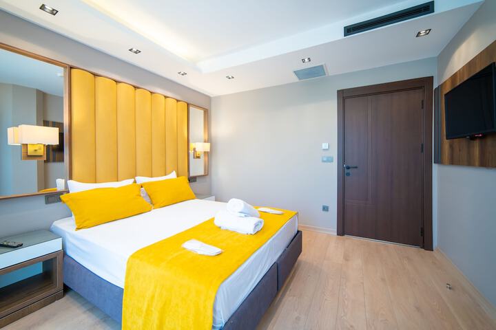 Room 12 of 100