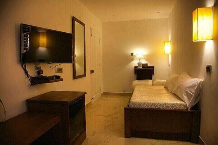 Room 4 of 14
